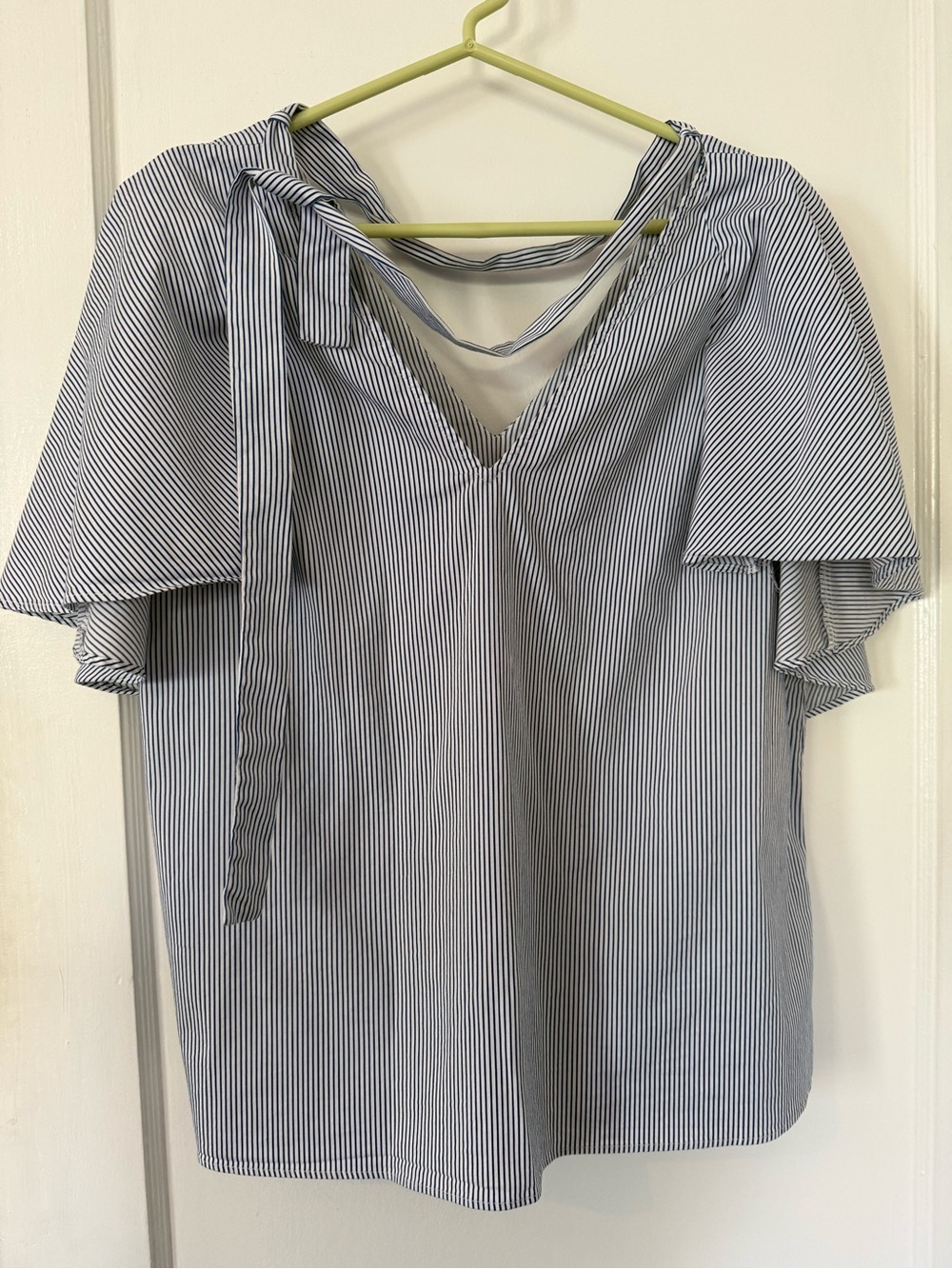 Rachel Roy Blouse Blue White Striped Flutter Arms V-Neck Flowy Back Tie Sz L